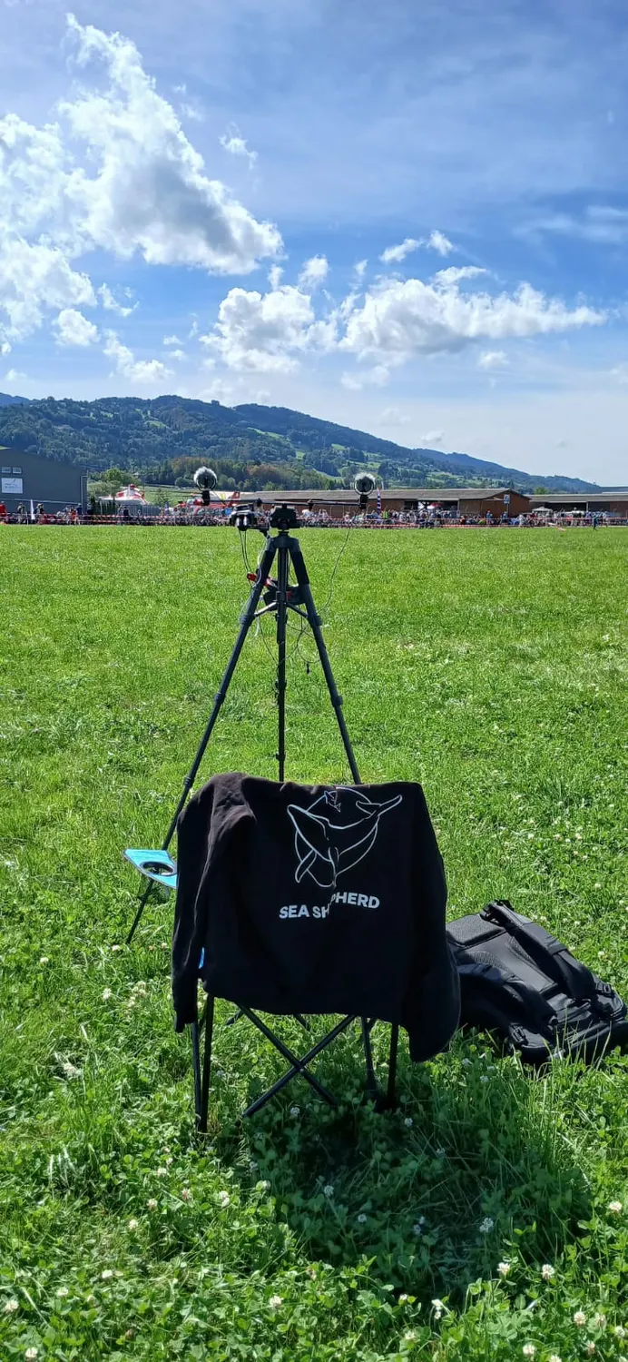 The stereo rig on a tripod in a meadow, the Altenrhein airfield and the spectator line far behind it